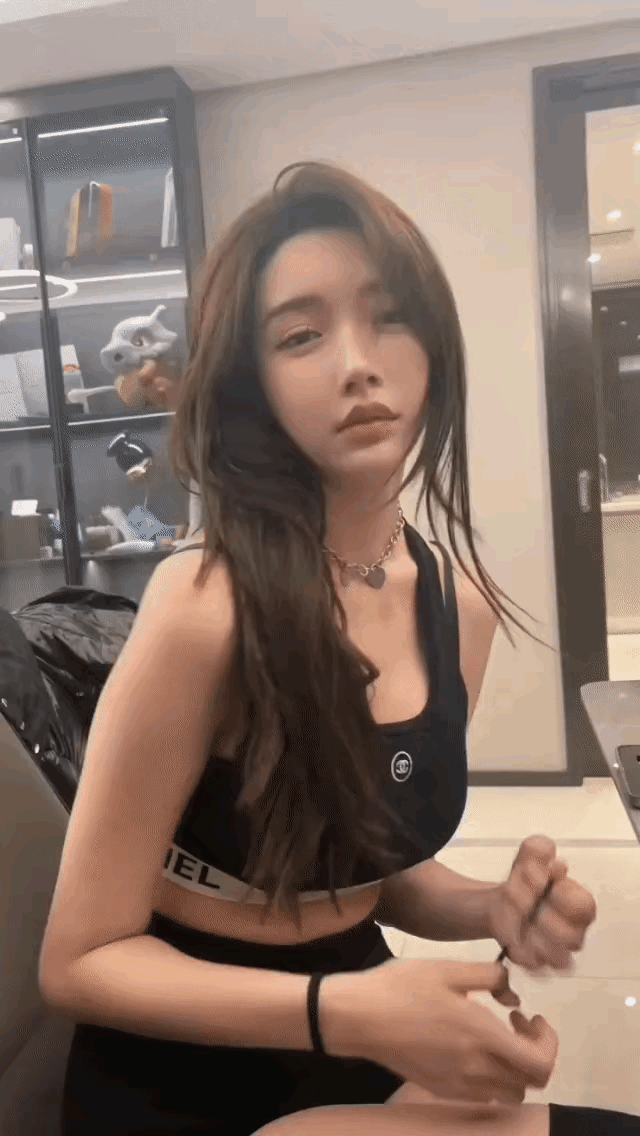 扎头发的女生很有魅力