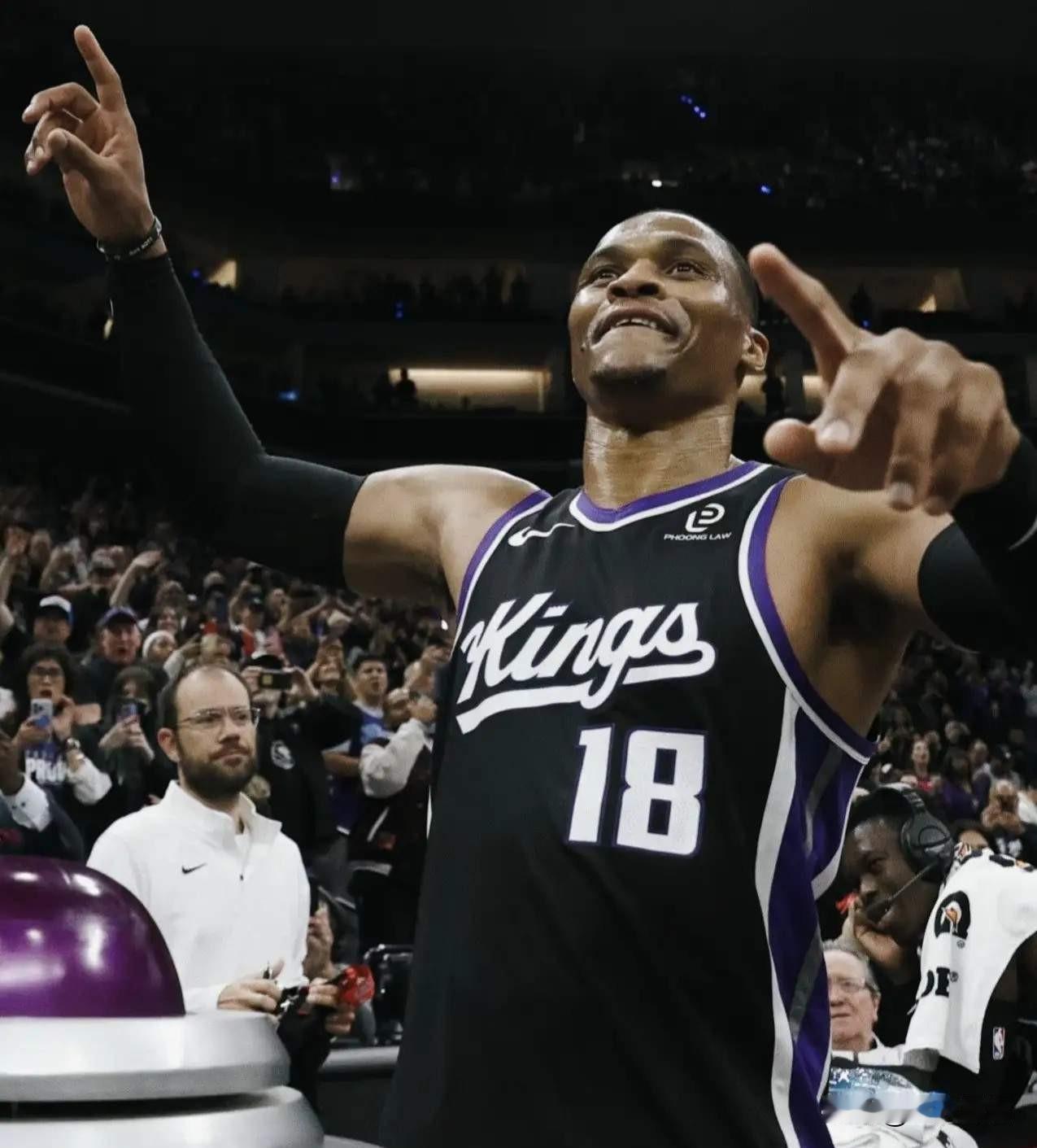 国王队加时险胜火箭队，威少贡献了21分，杜兰特呢？本场威少上场29分钟，24