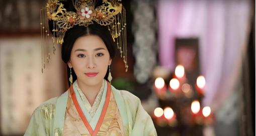 卫青32岁时，迎娶43岁已经三婚的寡妇平阳公主。长安城的红烛映着满朝文武的惊