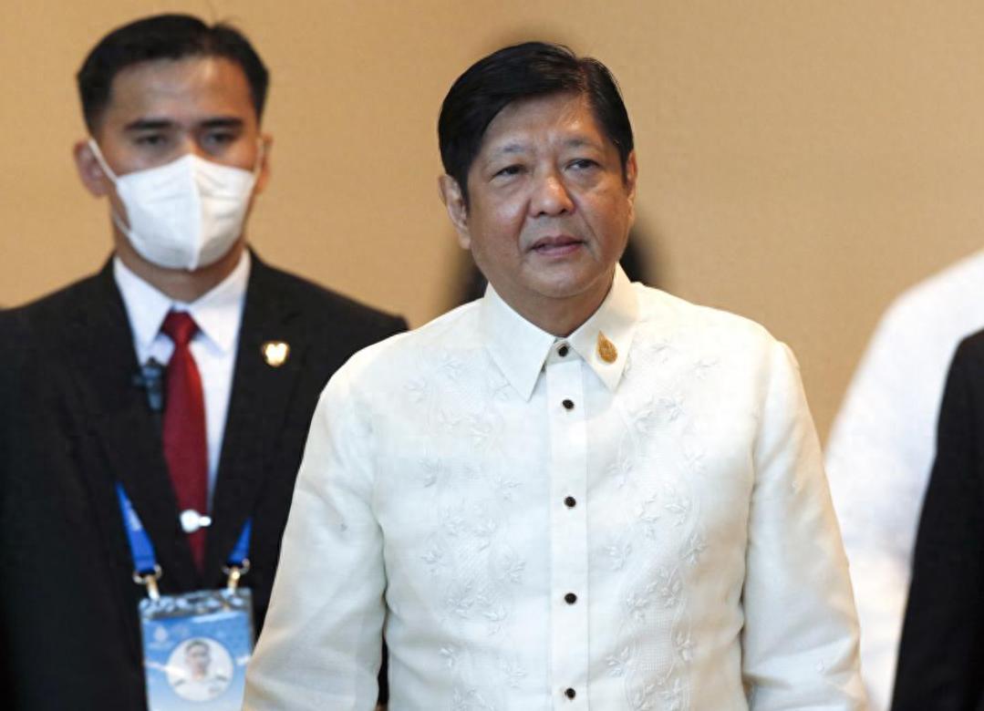 菲律宾1000亿的资金，马科斯笑纳四分之一，手提箱装满钞票送上门 谁能想