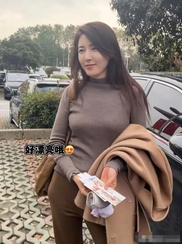 原来，真实中的曾黎是这个样子的，并没有像人们口中传的那么漂亮，不化妆的她很路人。