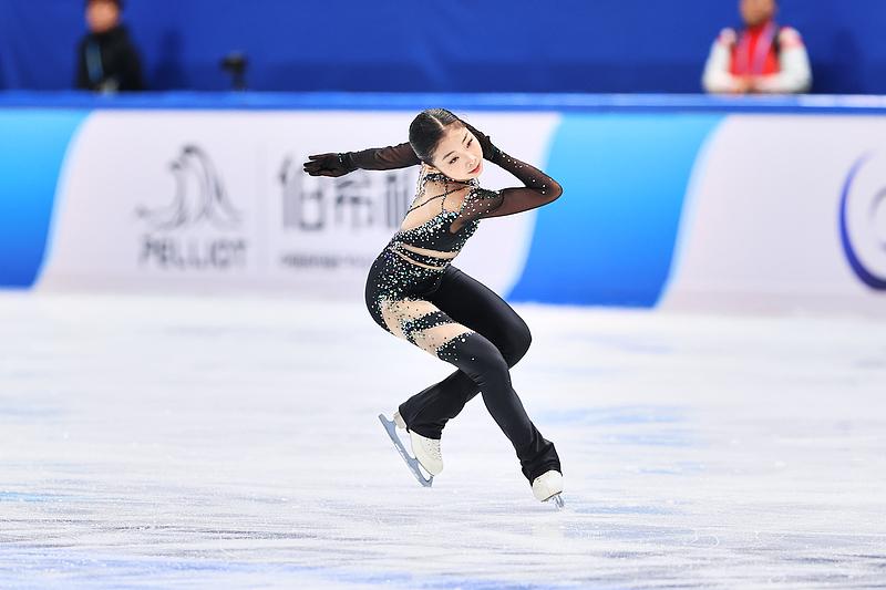 昨晚在哈尔滨进行的全国花样滑冰锦标赛女单自由滑比赛，短节目排名第一的14岁小将金