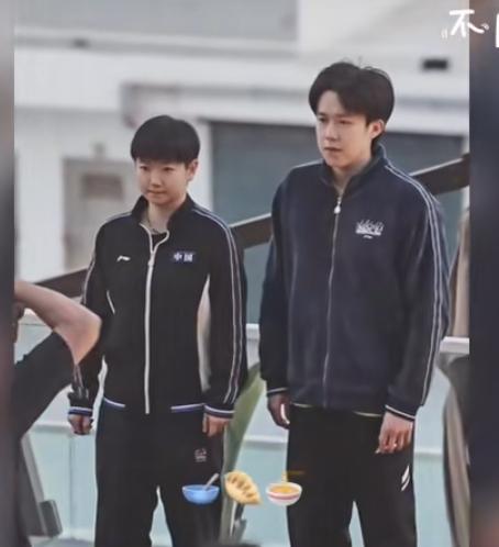 20出头的莎莎和大头，运动装同款一穿，拍出了高中生的感觉，那股青春阳光劲儿，简直