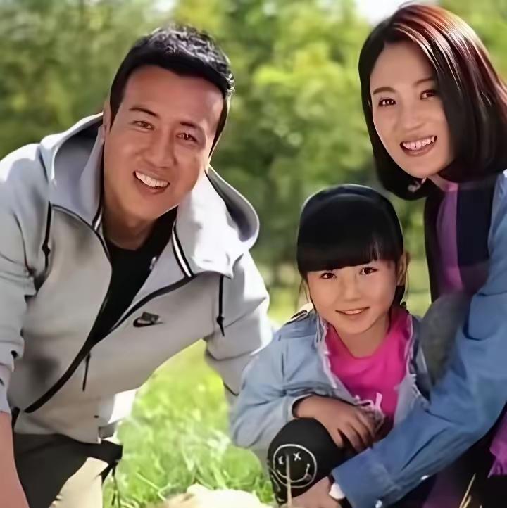 能俘获于和伟的芳心，这个女的肯定不是一般人！看她的长相就知道，这是一个万里挑一的