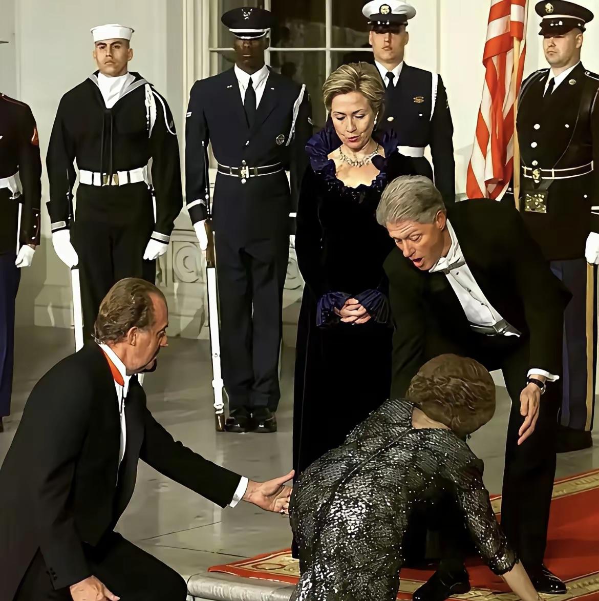 希拉里的一表情，差一点让她败了“路人缘”！这一年，西班牙国王胡安和王后索菲亚到