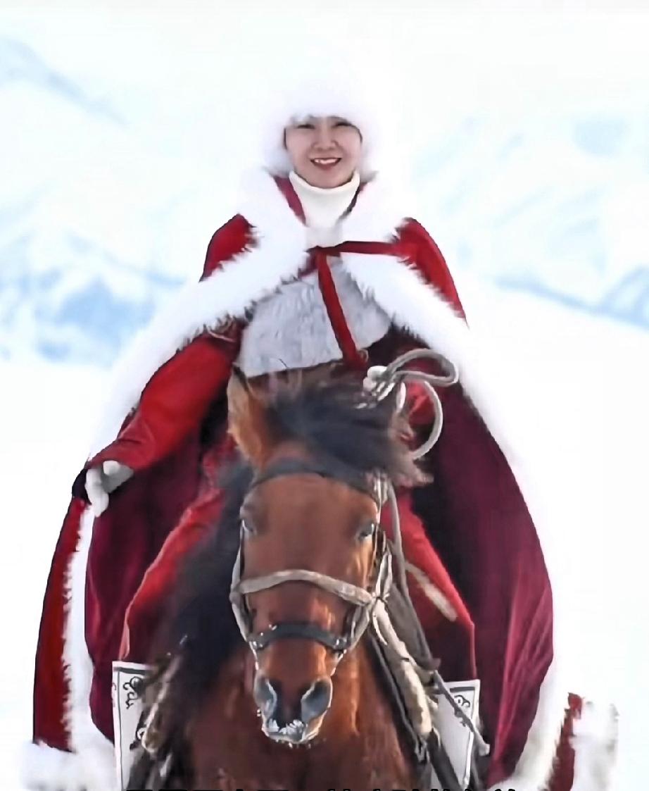 第一次看到她，就感觉她是马背上长大的草原女儿。策马奔驰，搭弓射箭，可没想到她