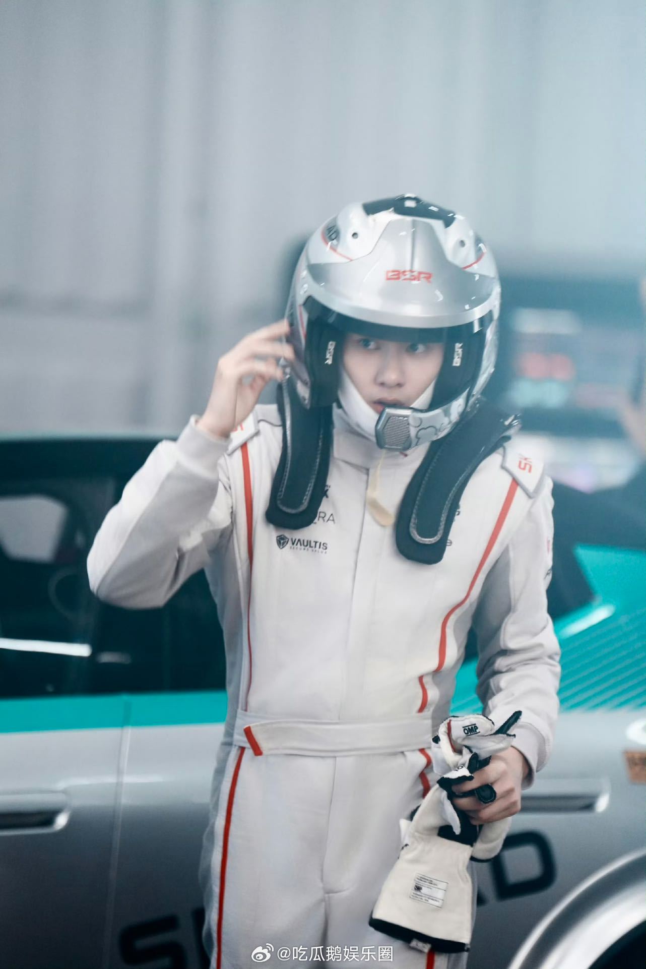 胡先煦上海路透生图脸瘦下来后骨相直接封神，白金发色适配度拉满，走路带劲气场全开