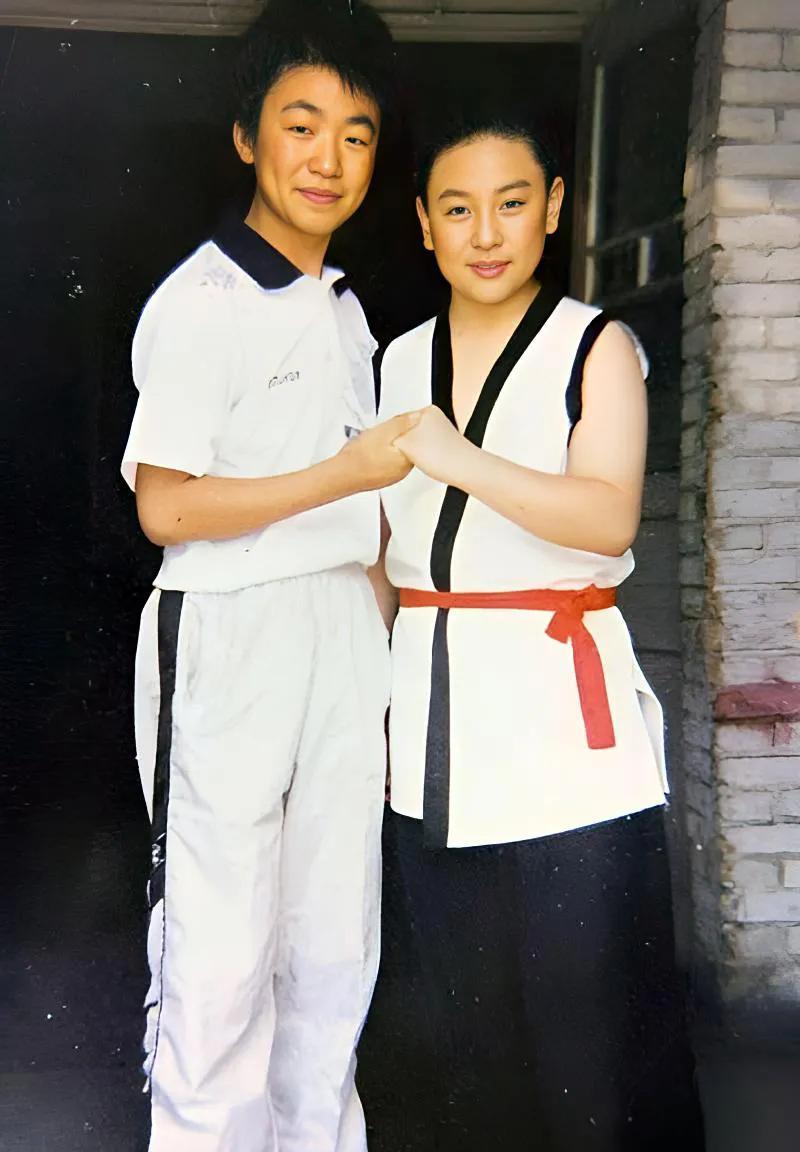 1996年少林寺，8岁释小龙与12岁王宝强兄弟同框。清秀又腼腆的宝强还是第一次见