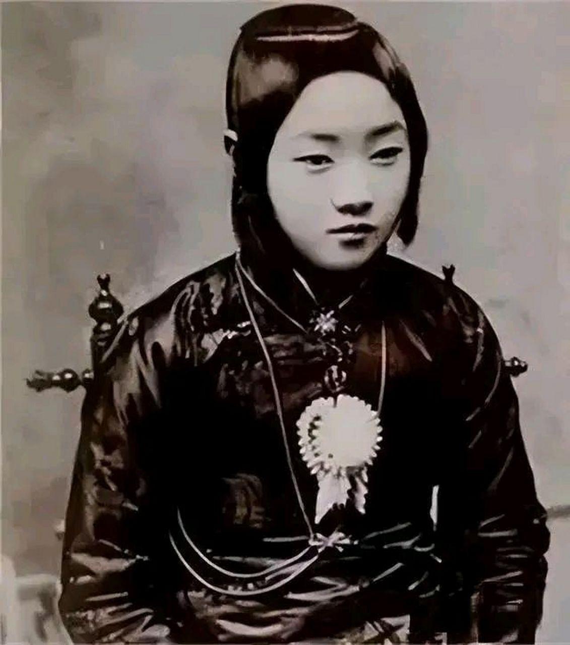 1935年，几个日本人探访曹宅欲邀请曹锟出山。曹锟本想见面，谁知四夫人刘凤玮直接
