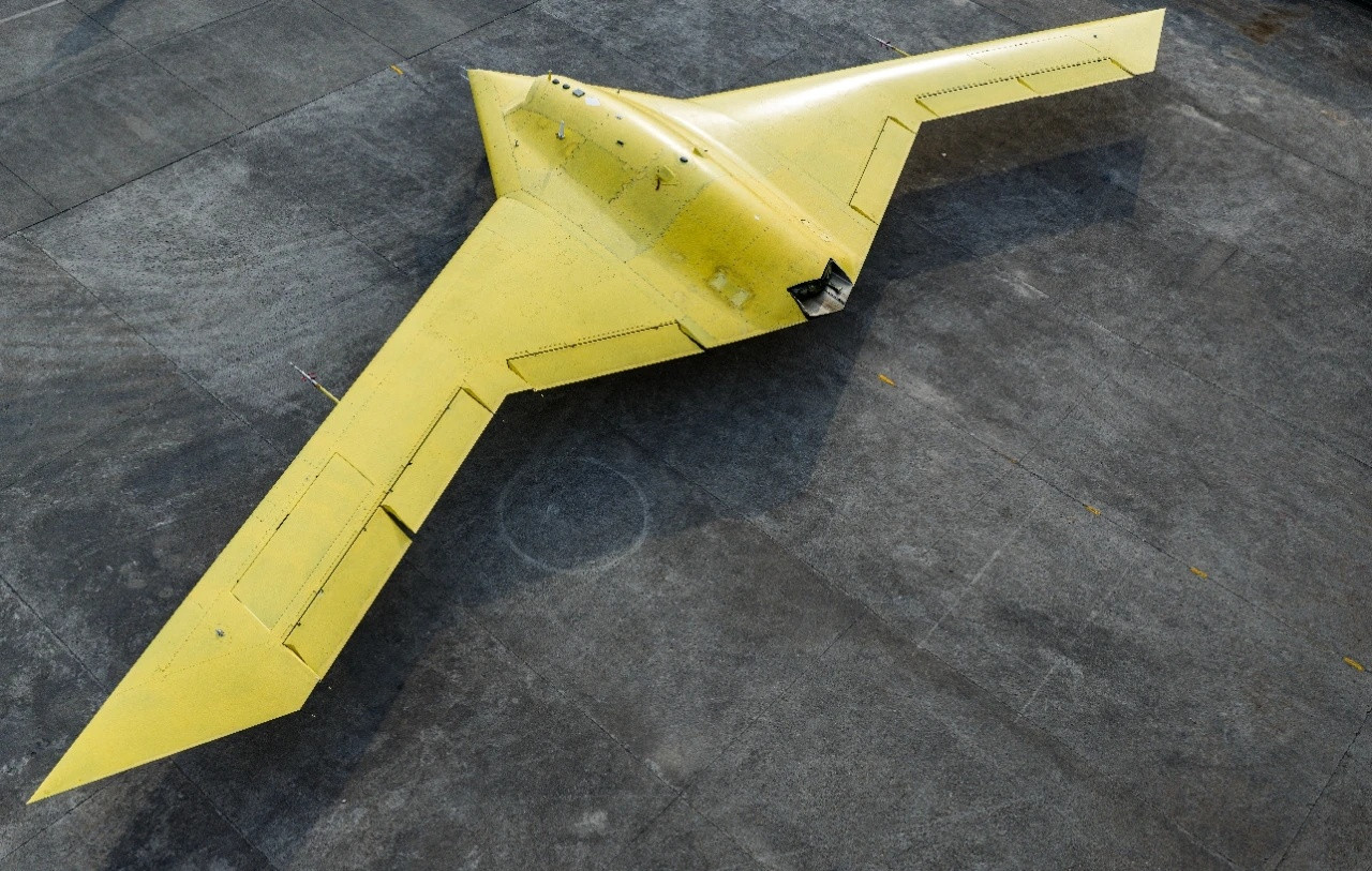 【彩虹7无人机成功首飞】近日，我国新型高空高速长航时无人机彩虹-7成功首飞。此前