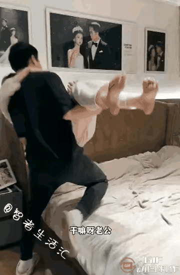 男子公主抱抱起自己的老婆，轻轻放到床上。老婆脸上刚泛起红晕，似乎猜到老公要做