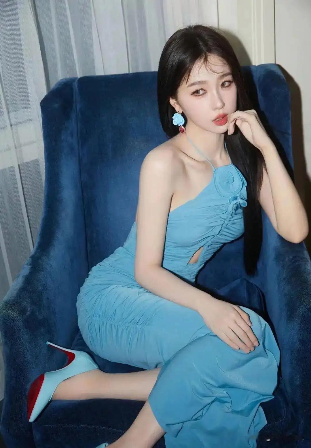 虞书欣挂脖长裙腰臀曲线太惊艳了！一身裙身自带褶皱设计，胸前立体花朵点缀，小镂