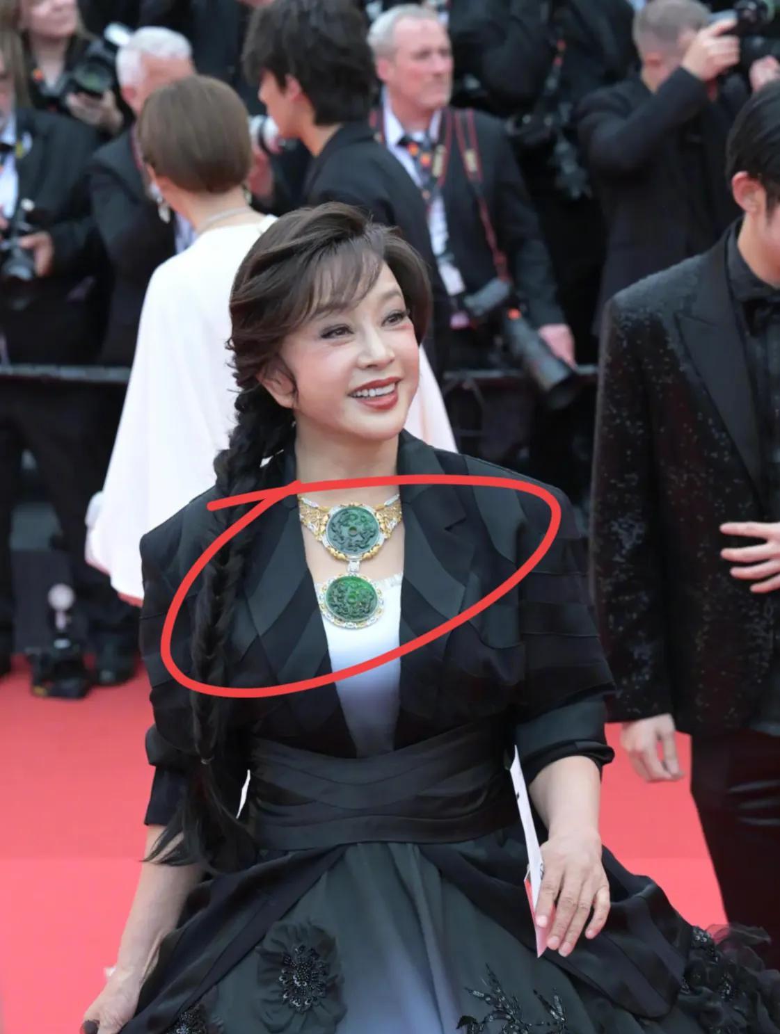 刘晓庆带着熊猫玩偶挂件去戛纳！太可爱啦！裙子都是中国元素，竹子，牡丹，水墨，还有