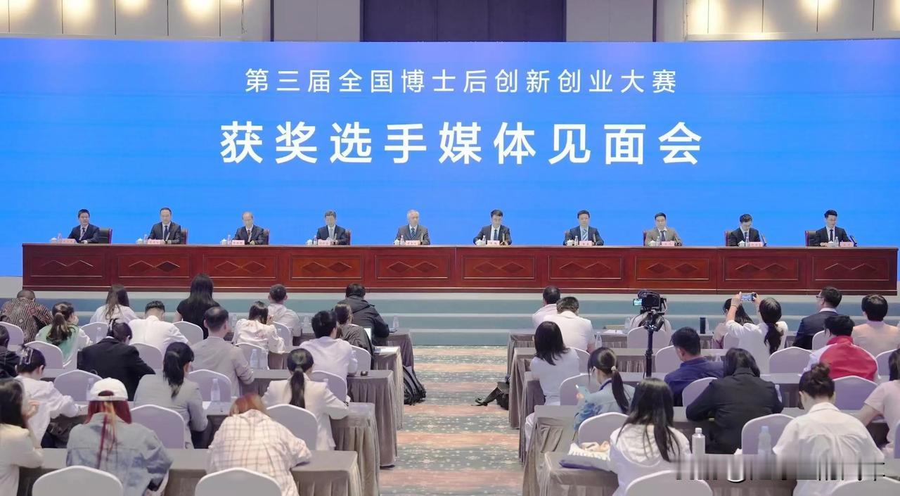 这下魏建军可高兴的不得了啊。西装行头一穿，车圈大佬的角色，瞬间拉满。原来，魏