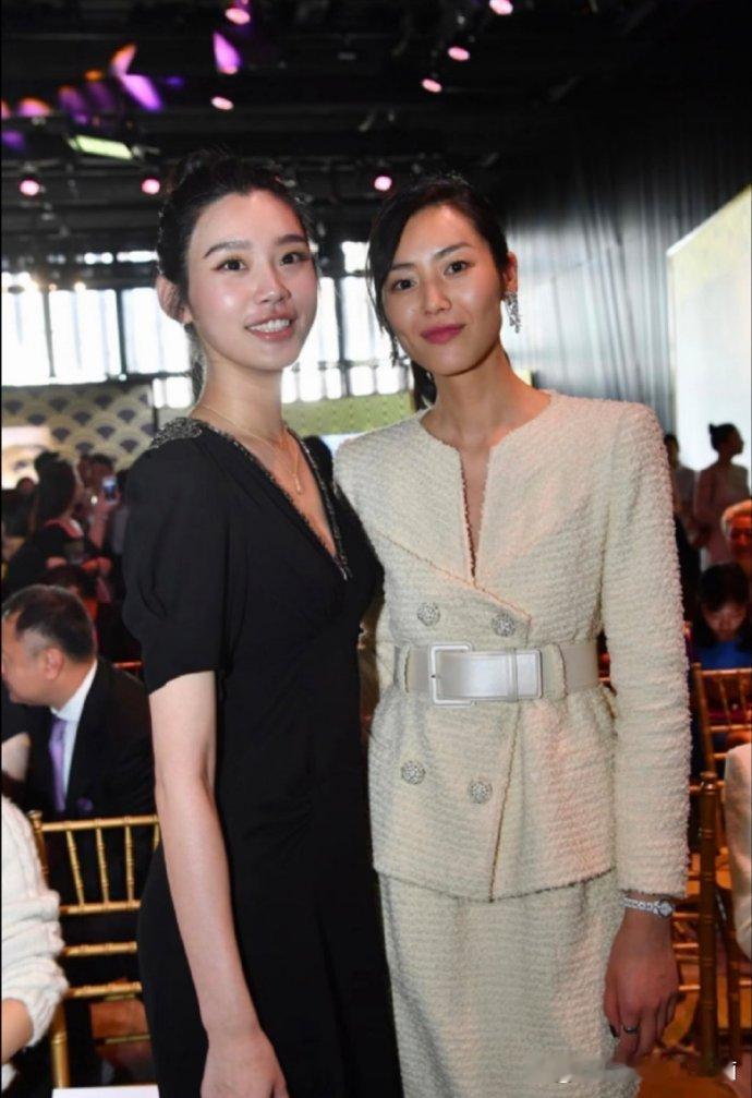 那可是刘雯和奚梦瑶啊，都是肤白貌美大长腿​​​