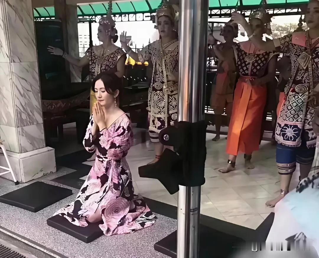 原来大明星也跟我们普通人一样的，有着自己心中特别的愿望要祈祷，看她这样认真的样子