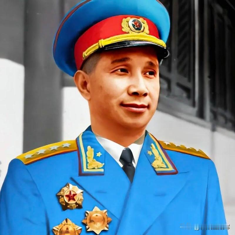 我军历史上，第一个指挥大兵团作战是彭德怀。1940年8月，彭总指挥105个团，