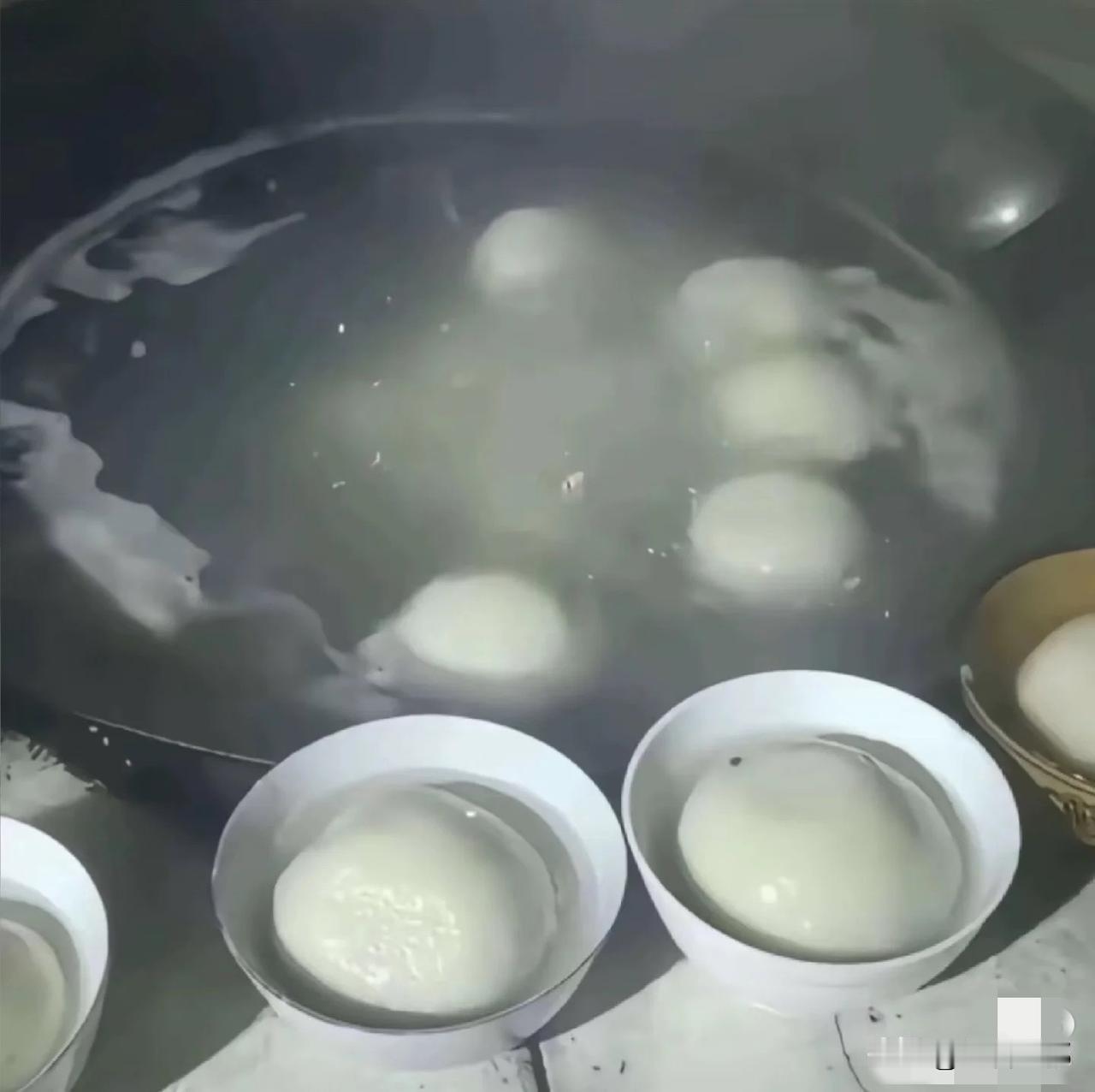 又要回去吃老辈子搓的大汤圆了，连吞12个大汤圆，锁住全年好运川渝崽儿过年，汤圆