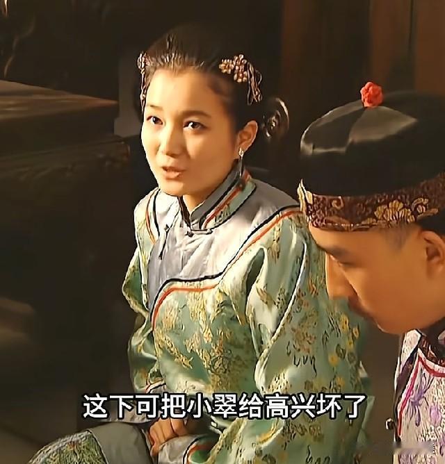 李卫去嫖娼，他媳妇翠知道后，当着家仆的面，对他又抓又挠。李卫是一点办法都没有，雍