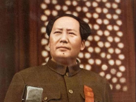 1949年，新中国都快生了，名字还没起好，这事儿听着就急人。当时一堆大人物在