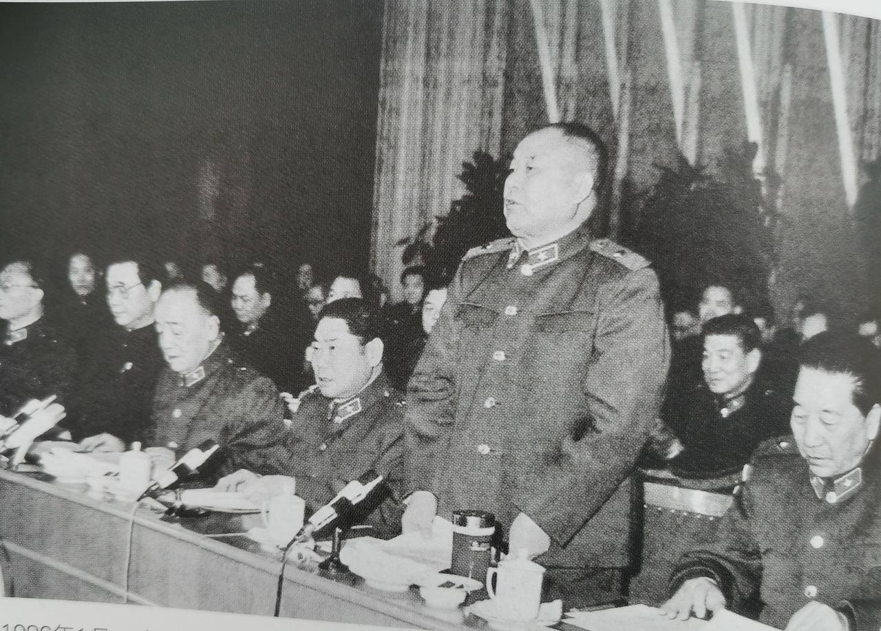 1986年1月，李德生在国防大学成立大会上讲话。站立着为开国少将李德生，他是国防