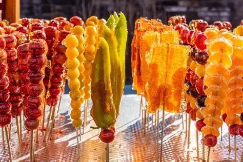 奶皮子糖葫芦卖疯了，老味道混搭新吃法，年轻人到底图啥？街角总有人排着队，手里捏