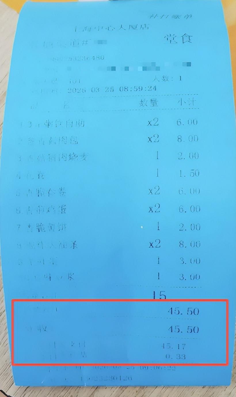 “这不是误导吗？”上海，两名男子准备吃早餐，看见一家老乡鸡在门口宣传“3元自助早