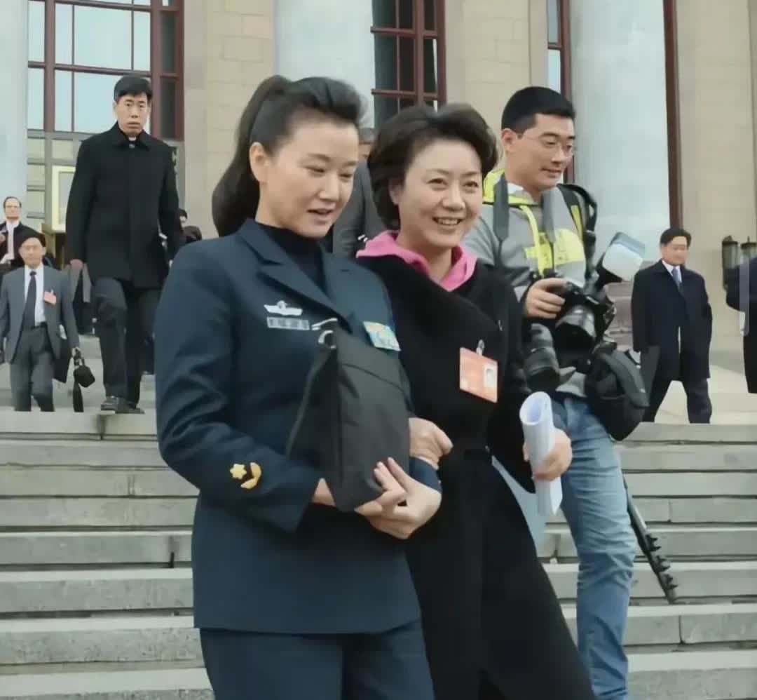 歌唱家宋祖英与京剧梅派的一姐李胜素老师的合影，这两位艺术家均出生于1966年，颜