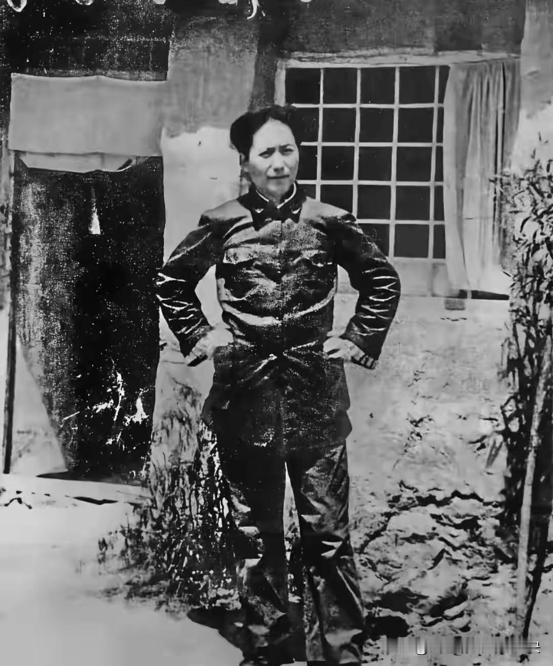 1938年5月，𨒂安成为红色根据地，毛主席在𨒂安凤凰山麓窖洞上拍照留影。