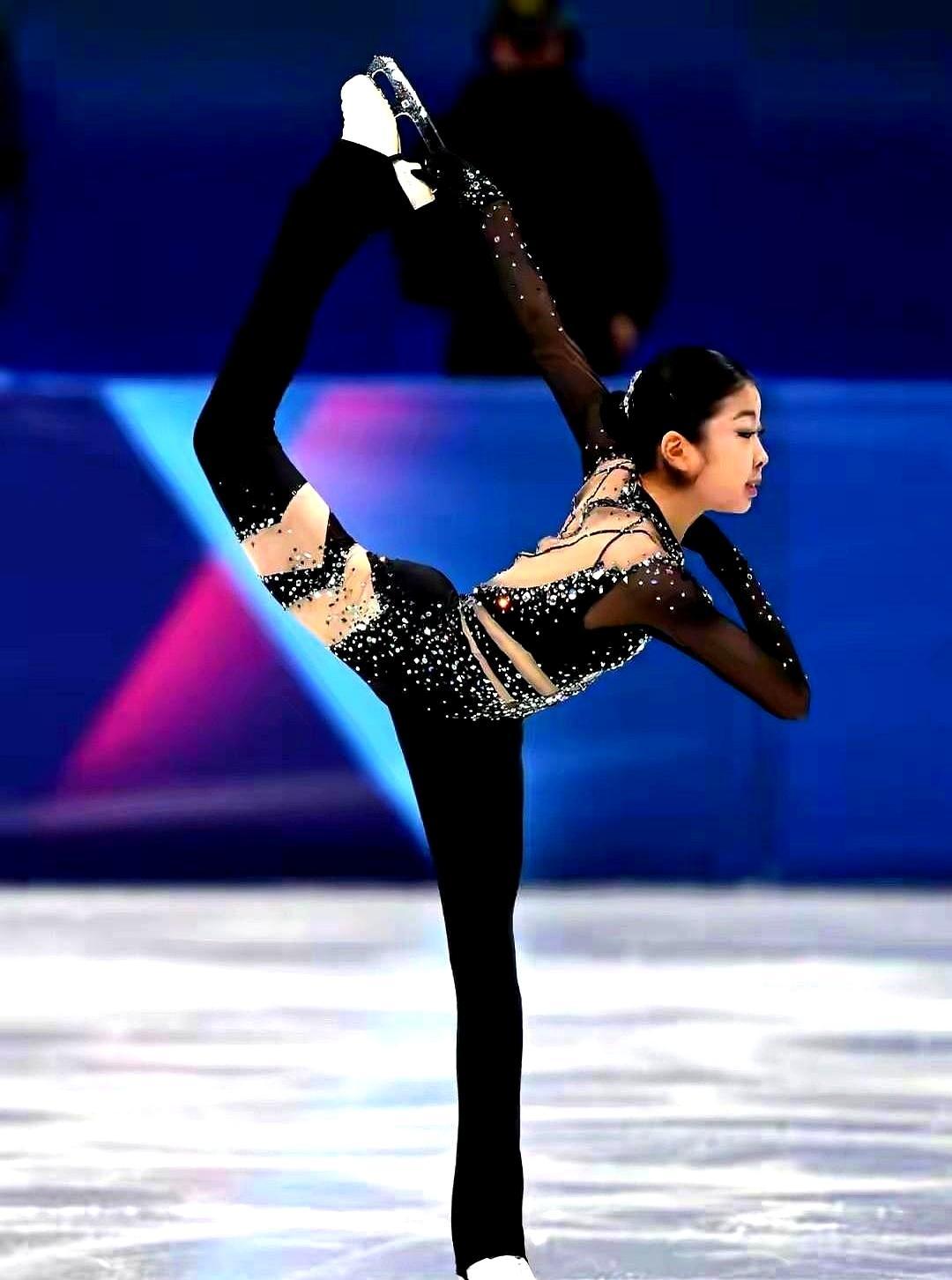 29个人比赛，咱们就去了一个18岁的小姑娘。场上全是高手，日本的好几个，还