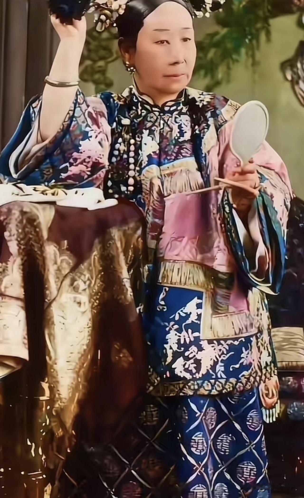 1903年，慈禧颐和园摆拍。当一个帝国的倒计时只剩最后8年，它的最高掌权者在