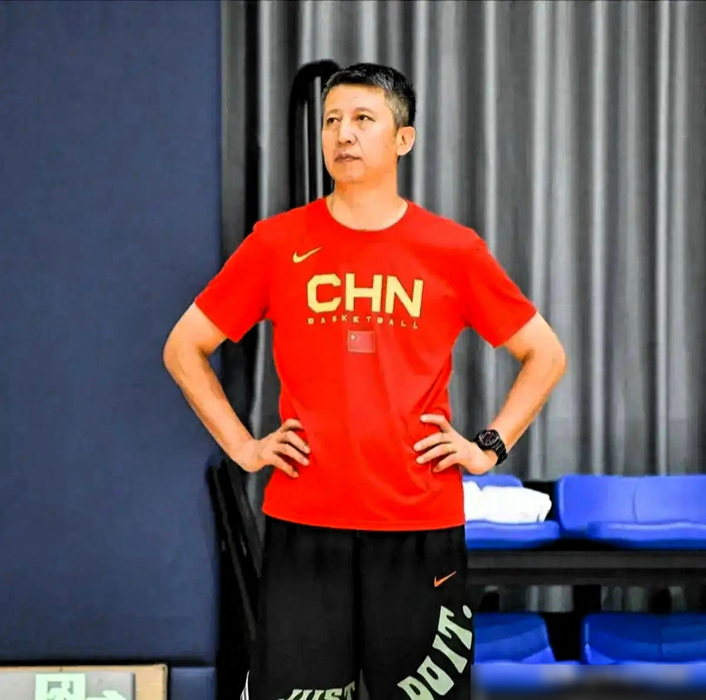 周琦没伤，硬是没进名单。国家队宁可让内线被新西兰抢18个前场板，也不带他。郭士强的逻辑很直白，要小阵