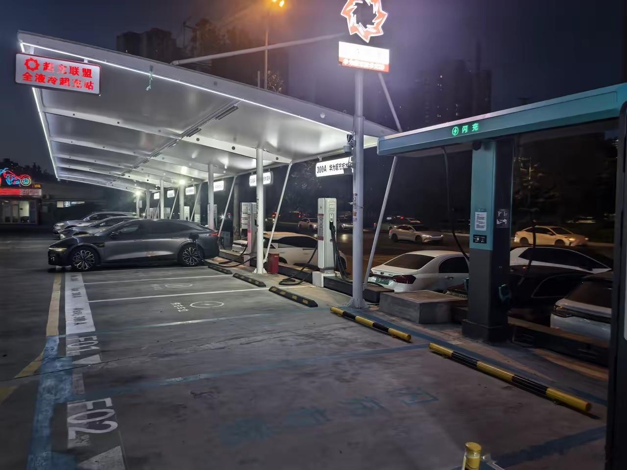 路过一个充电站，华为和比亚迪的都有，事实就是比亚迪那边确实没人用！