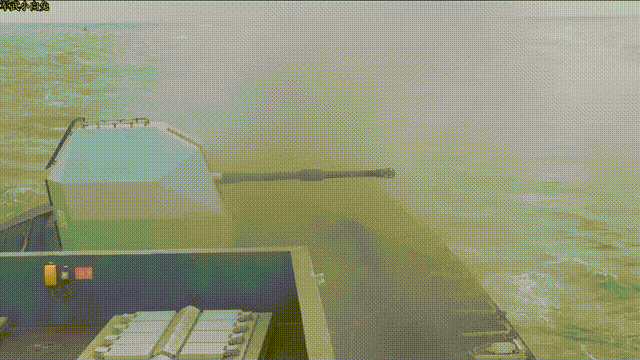 射速为24发/分钟，看英国45型驱逐舰MK8Mod1型114mm舰炮实弹演练。