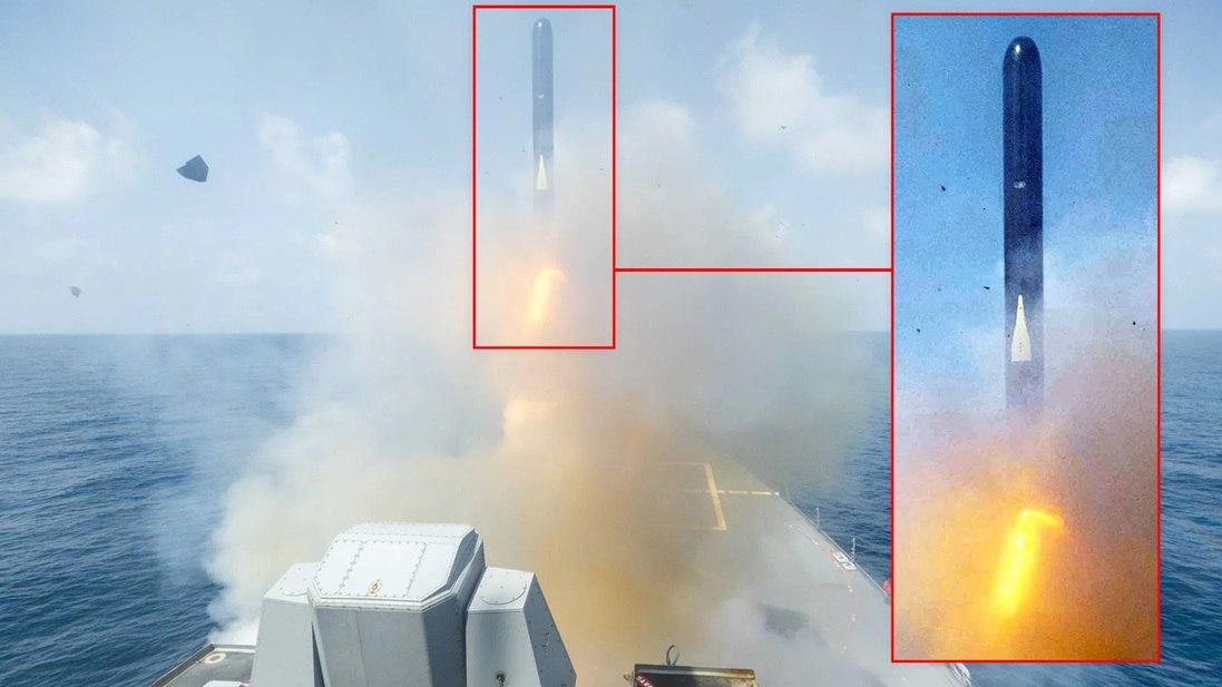 在对伊朗的空袭中行动期间，美国“斯普鲁恩斯”号驱逐舰（DDG111）展示了其A