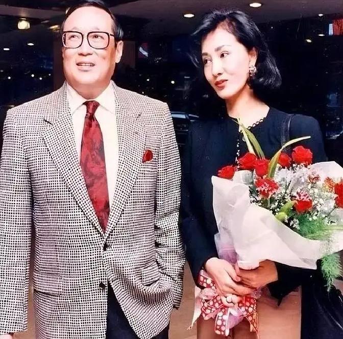 何莉莉当年面对一千万离婚支票直接说不要，转头继续当她的正宫太太。小三抱着娃上游