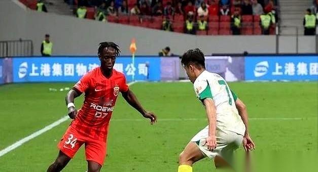 听说我们要签卡隆？成都那个？我差点一口水喷手机上。人家自己都头疼的玻璃人，三