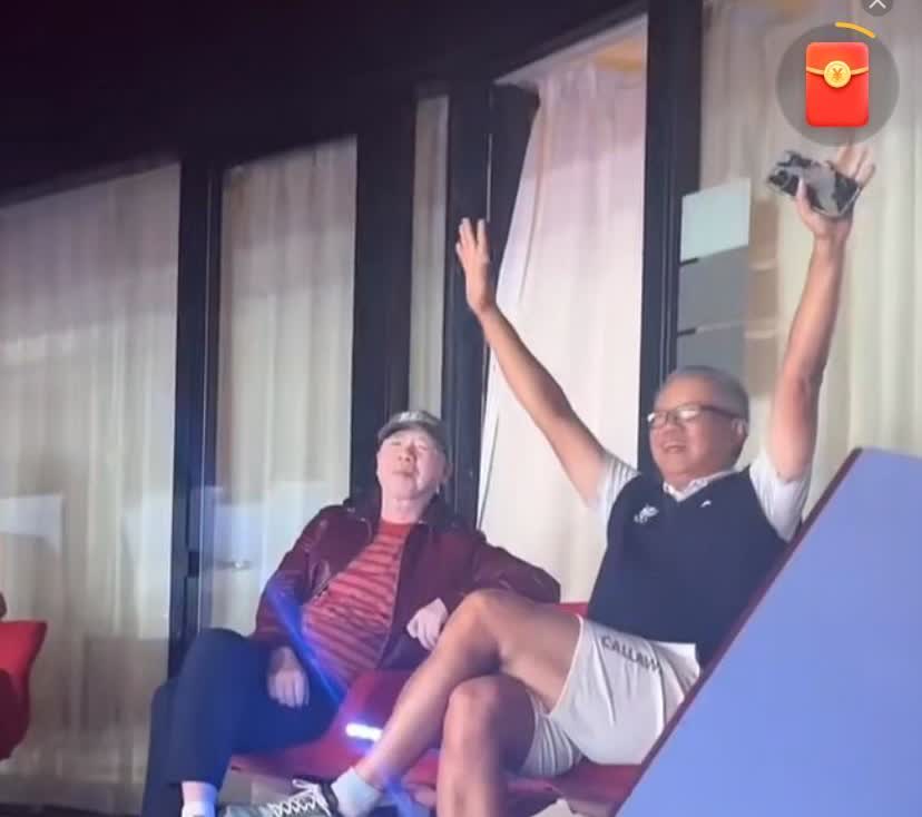 冯小刚竟然去了张杰的演唱会。第一回听说一个知名导演去看演唱会，果真张
