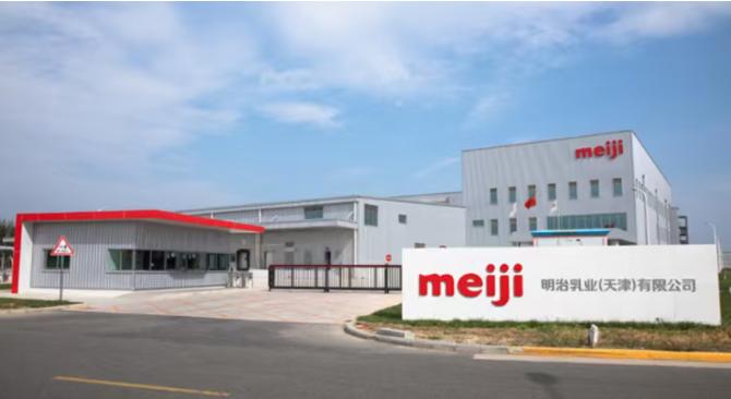 又一家日本巨头扛不住撤了！明治控股7月21号正式官宣，把中国的牛奶、酸奶业务，全