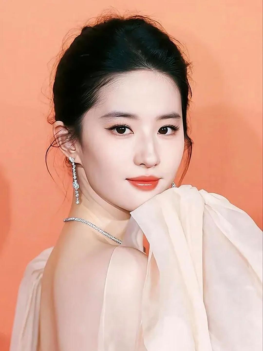 你喜欢刘亦菲吗于我而言，刘亦菲是刻在青春里的独特印记。从《仙剑奇侠传》里灵动