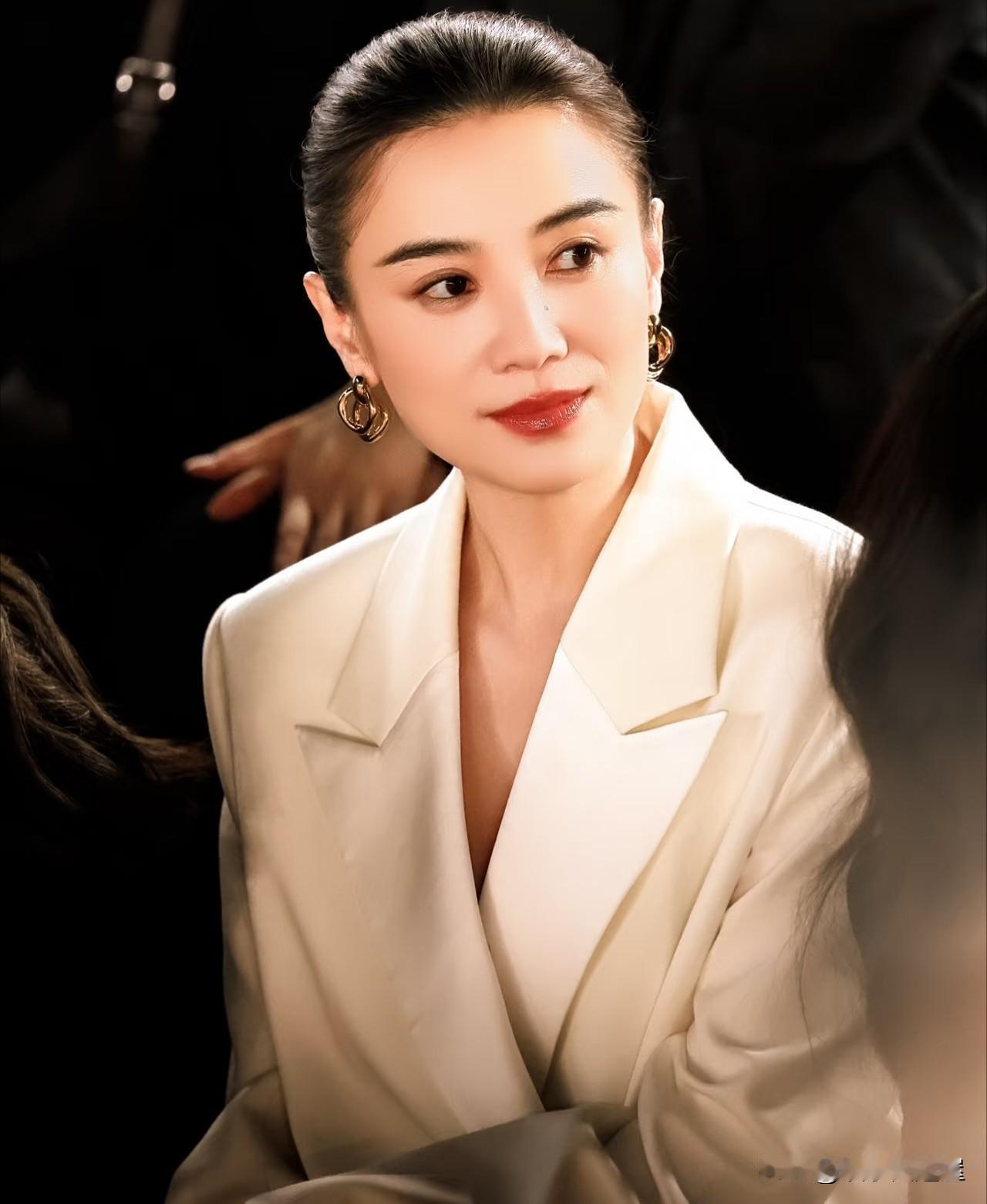 黄渤真的没骗人！不信你看宋佳。与金鸡奖隔了16天，宋佳再一次迎来了好消息。