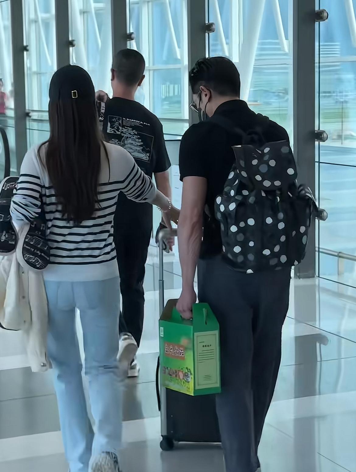 郭富城回家像极了我们自己回家，大包小包，还有家乡的土特产，相信很多出生于农村的网