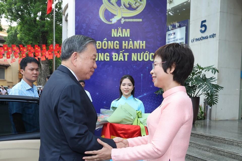 越南的喉舌，越通社成立80周年。苏林来到河内国家通讯中心，出席越通社成立80周年