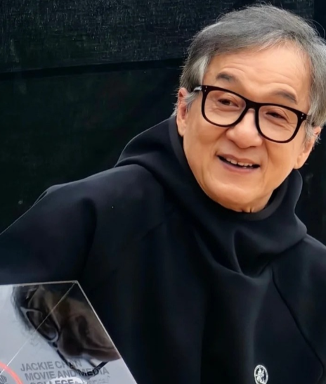 主持人问成龙:“你那时候打不过洪金宝吗？”成龙说:“打得过他也不能打啊！”主持人