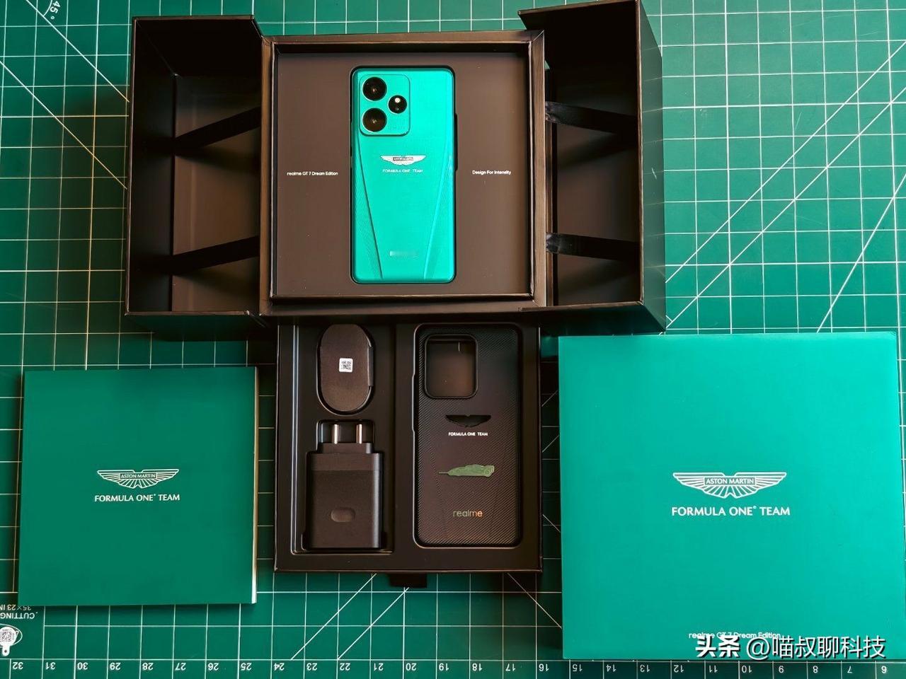 真我GT7·阿斯顿马丁F1限量版真机颜值如何？整体外观以绿色为主体，后盖中