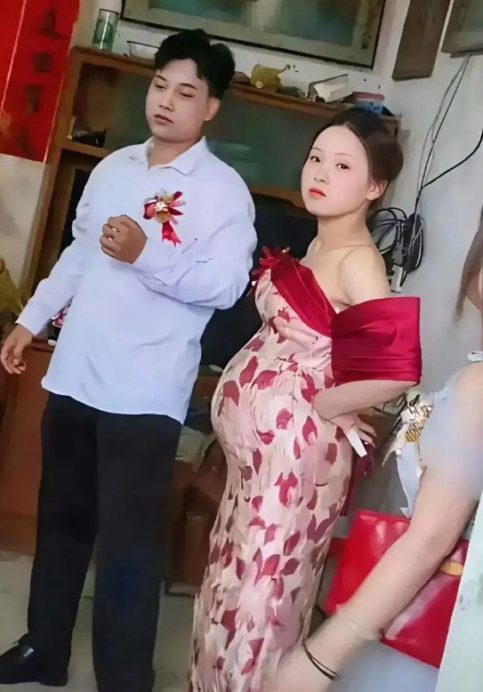 这样的婚礼仪式还有什么意义？    新娘的肚子最少也七、八个月大了吧！这在一起