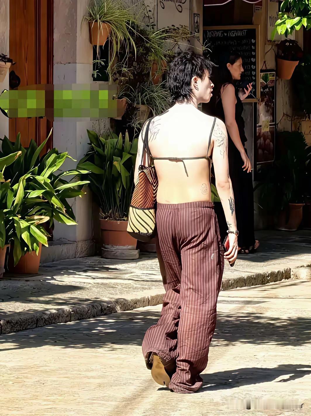 伊能静儿子，庾恩利（Harry），原名庾翰睿，2002年3月16日出生，中国男歌