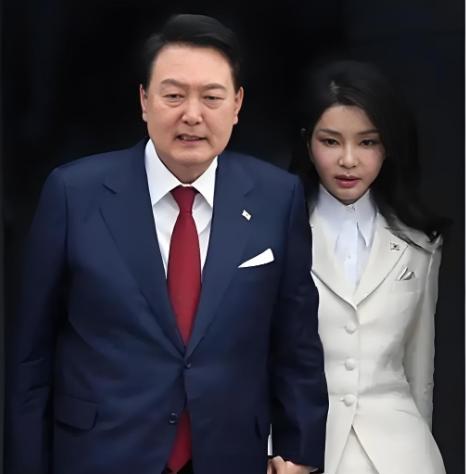 韩国前总统尹锡悦干的事情突然被爆出，直接沦为国际笑料，去年12月3号半夜他突然甩