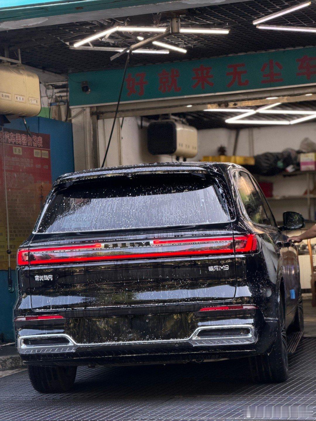 提车一周，就已经开了2300公里，一直都脏兮兮的，今天终于有时间洗干净