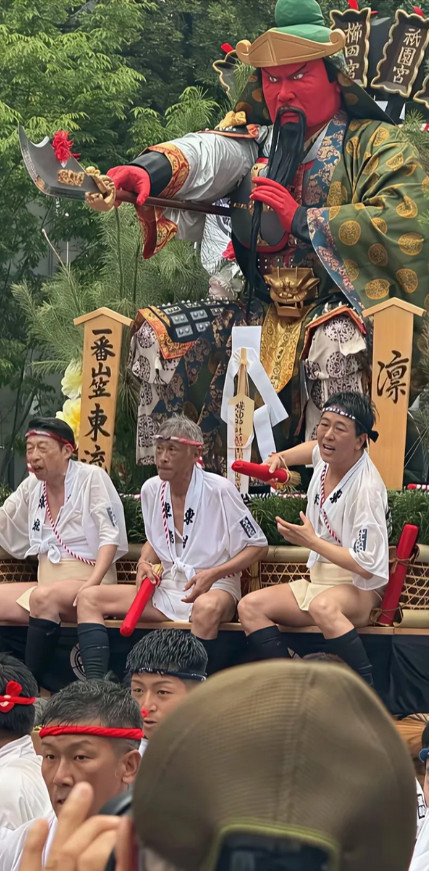 日本福冈一年一度的山笠节开幕了。一大群日本人抬着中国的关公像和孙悟空神像满大